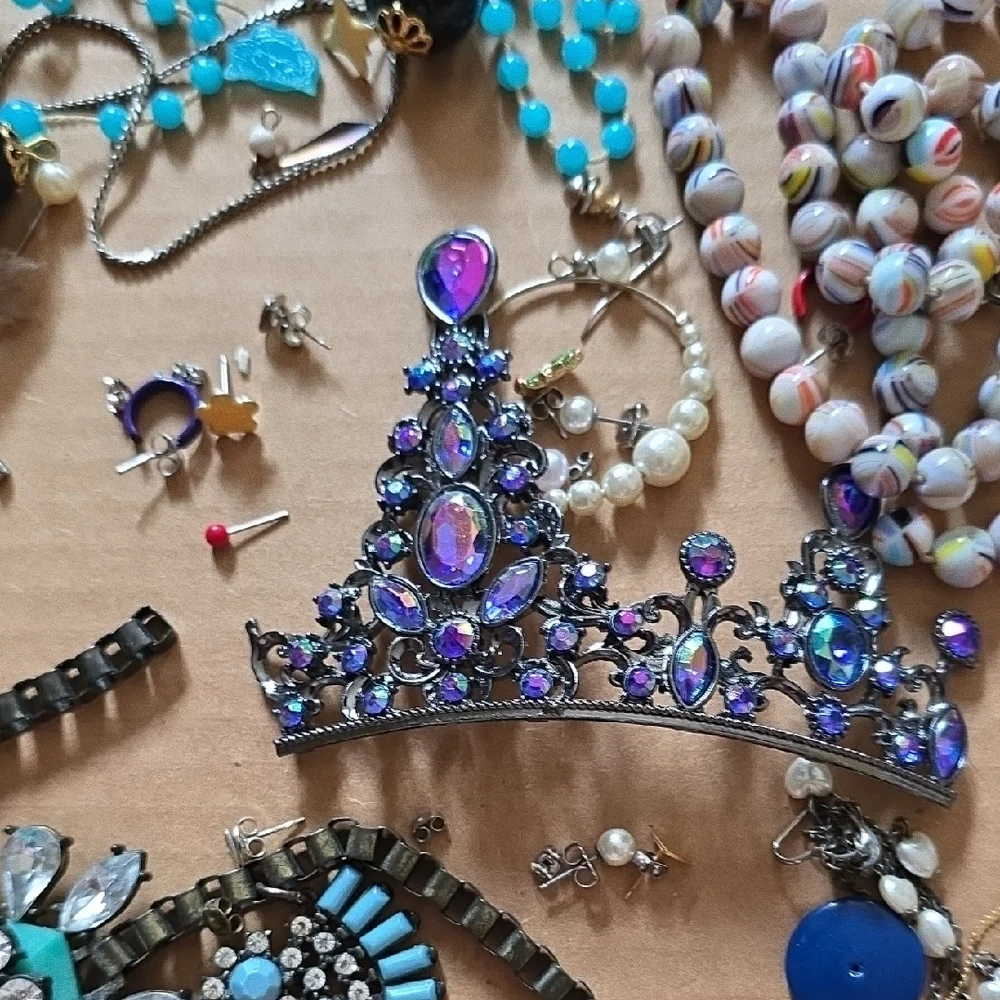 Broken Jewelry Pieces Lot - Picture 7 of 7